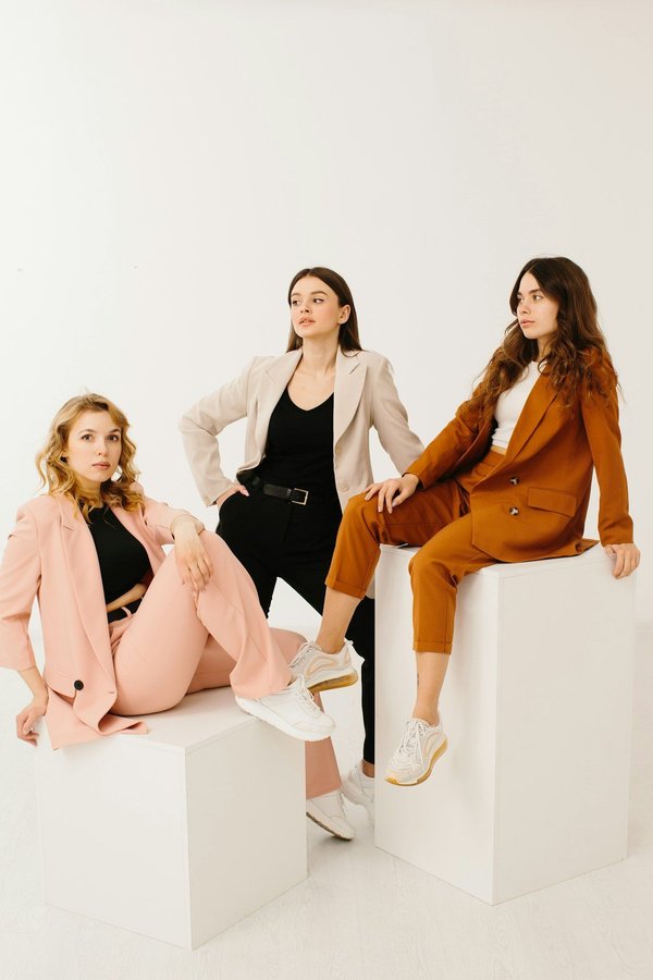 Pantalon cargo pour femme : conseils pour le porter avec style